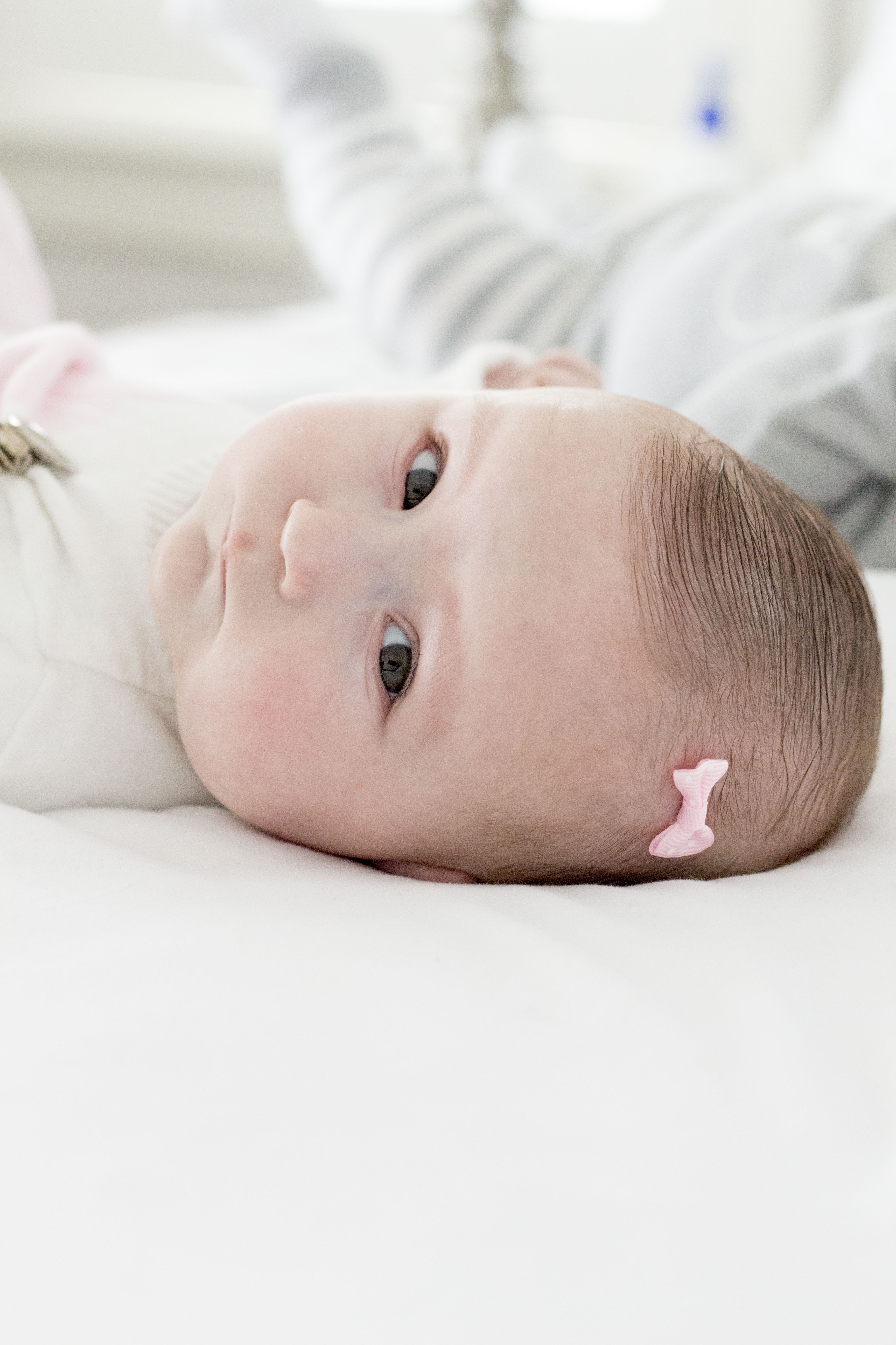 how to get your baby's bow to stay in her hair